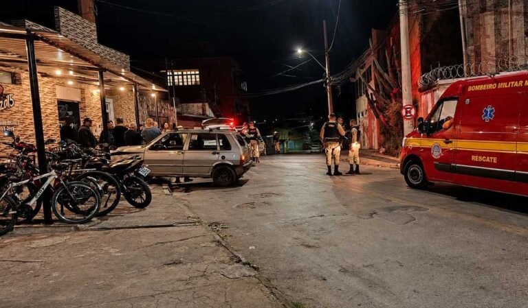 Fiat Uno invade pizzaria e atropela clientes em Montes Claros; jovem é socorrida