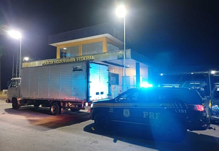 PRF recupera caminhão furtado após perseguição na BR-381 em João Monlevade