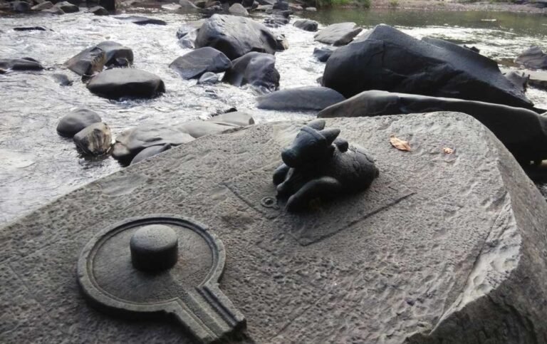 Sahasralinga: o misterioso “Rio dos Mil Lingas” que intriga arqueólogos e atrai milhares de peregrinos na Índia