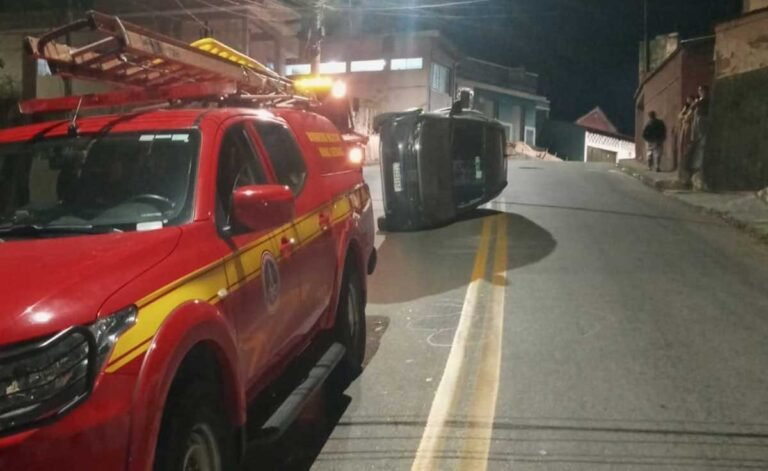 Motorista fica presa em carro após tombamento em rua de Itabira e é resgatada pelos Bombeiros