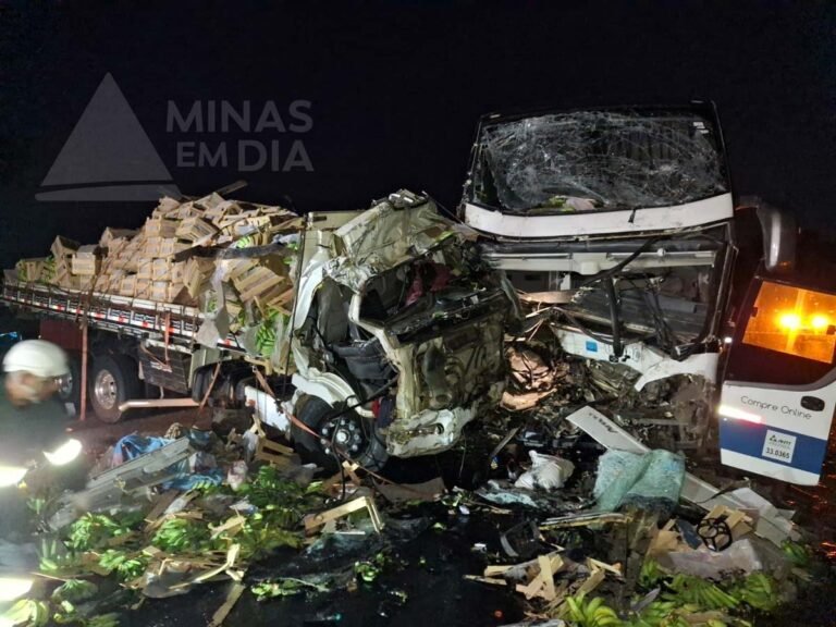Grave acidente entre ônibus e caminhão deixa dois mortos e cinco feridos na BR-116, em Muriaé