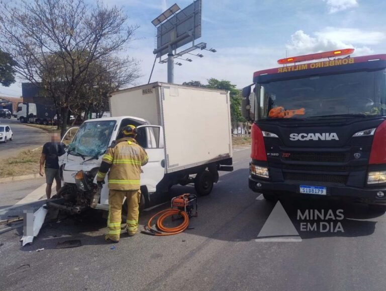 Acidente entre dois caminhões deixa motorista preso às ferragens na BR-381