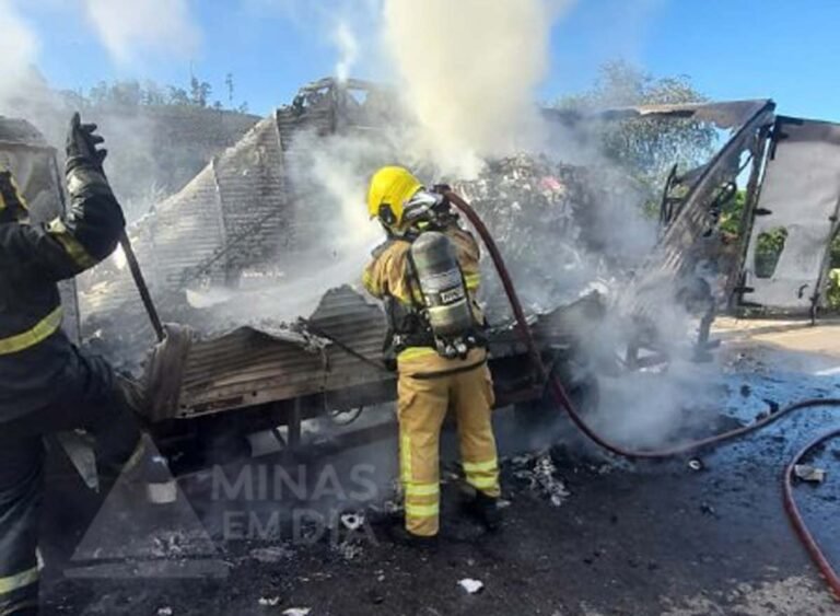 Vídeo; Caminhão carregado de papel higiênico pega fogo na MG-434 próximo à BR-381