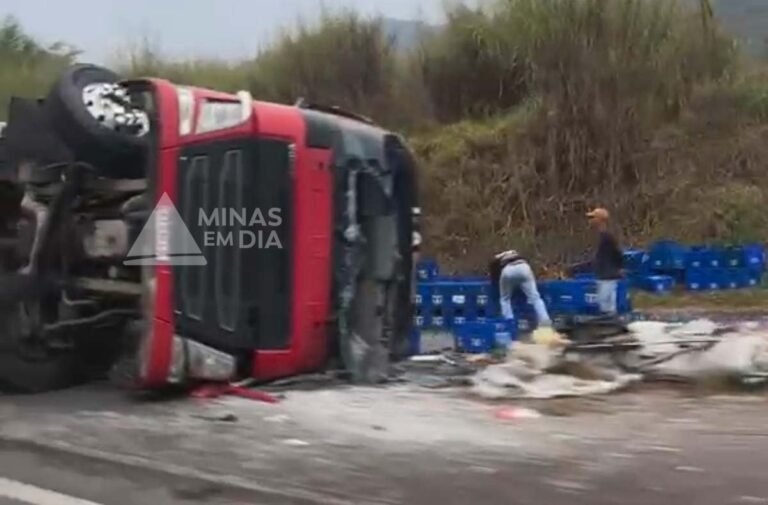 Vídeo; Carga de carreta é saqueada enquanto motorista recebe atendimento em Nova Era, próximo à BR-381