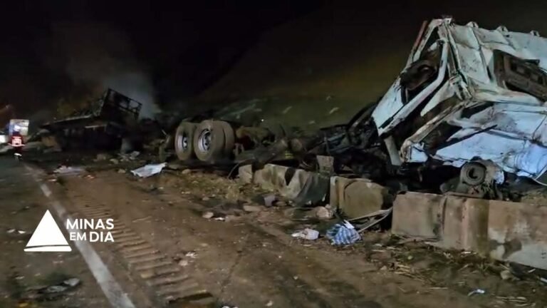 Vídeo; Grave acidente entre carretas deixa dois mortos na BR-381
