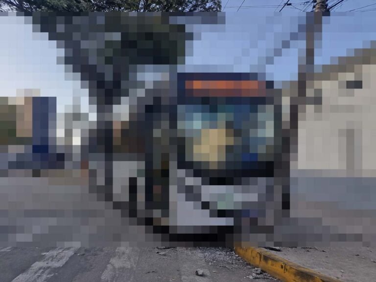 Ônibus atinge poste próximo ao Hospital Carlos Chagas em Itabira; empresa divulga nota