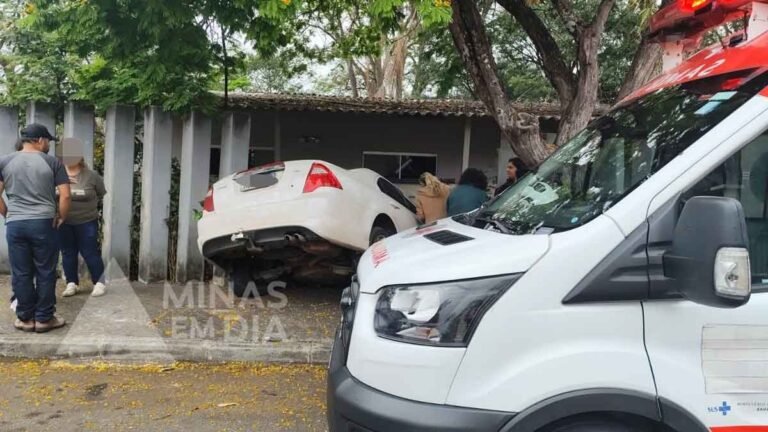 Carro bate contra muro próximo à Amepi e vítima é socorrida em João Monlevade