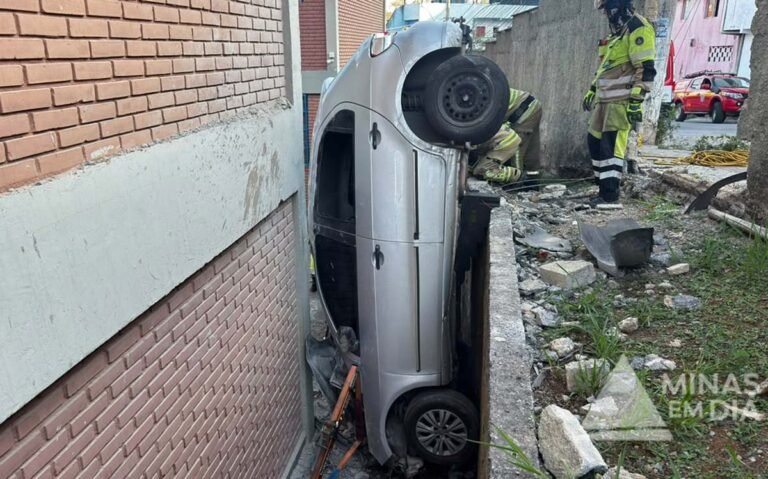 Carro bate em muro de escola e motorista é resgatado em Vespasiano